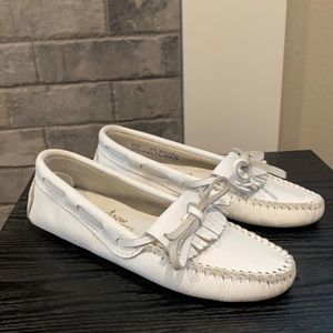 Minnetonka White Leather Fringe Bow Moccasins